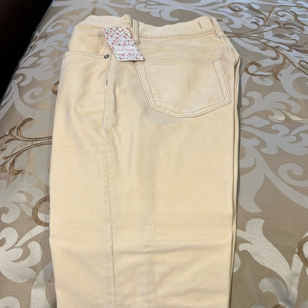 New with tags. Free people velvet like jeans. Vanilla color. Size 27 waist.